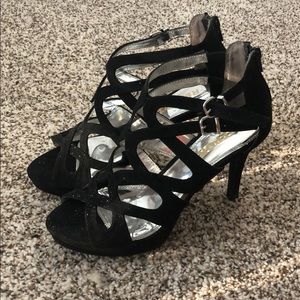 ⭐️ Black Strappy Heels (with a lil sparkle) ⭐️